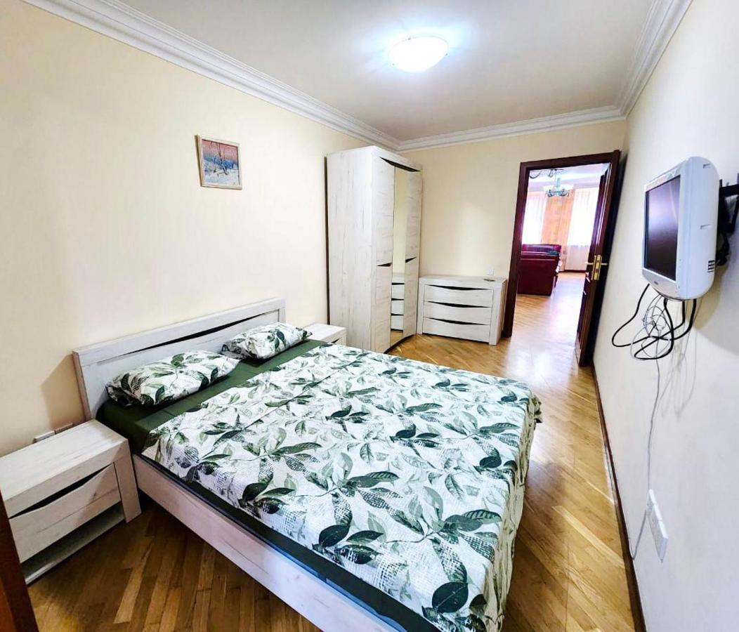 Family Spacious 3 Bedroom Apartment In The Middle Of City Center, Next To North Avenue Yerevan Bagian luar foto