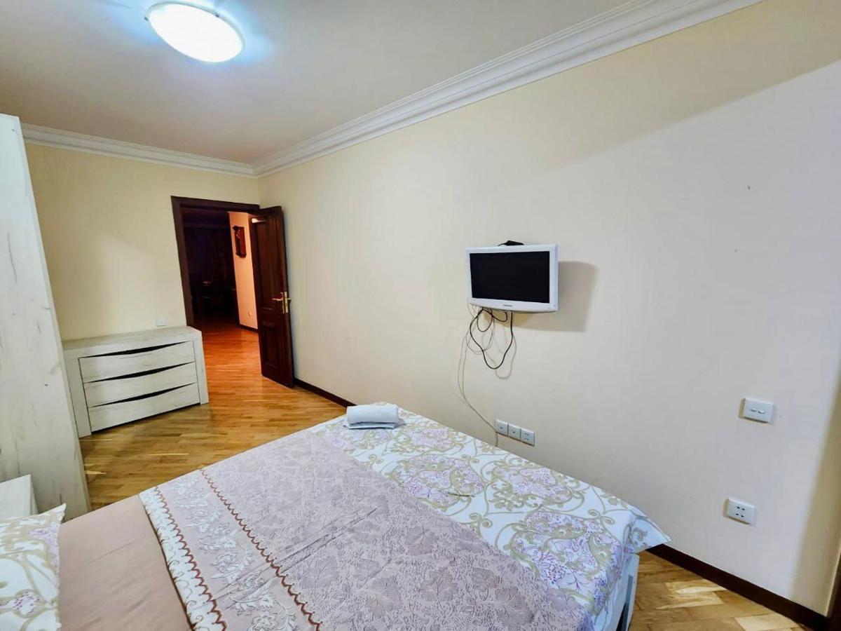 Family Spacious 3 Bedroom Apartment In The Middle Of City Center, Next To North Avenue Yerevan Bagian luar foto