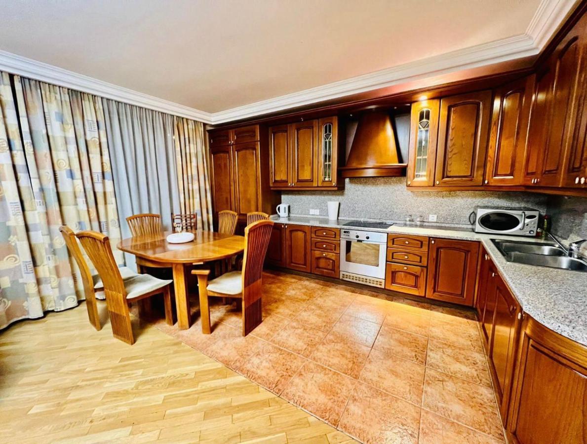 Family Spacious 3 Bedroom Apartment In The Middle Of City Center, Next To North Avenue Yerevan Bagian luar foto