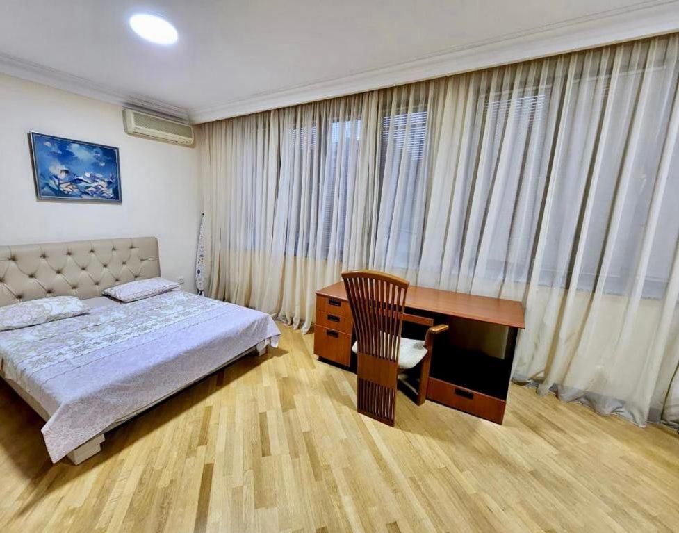 Family Spacious 3 Bedroom Apartment In The Middle Of City Center, Next To North Avenue Yerevan Bagian luar foto