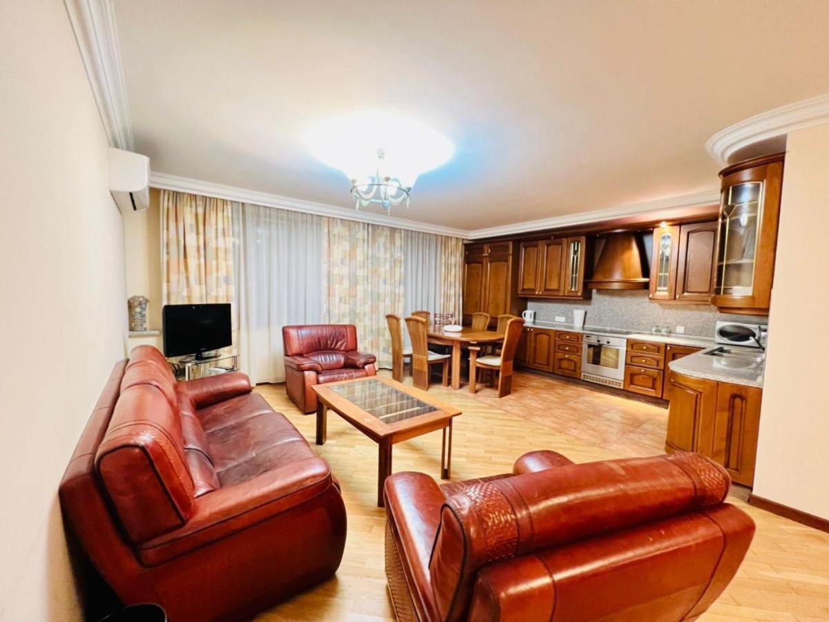 Family Spacious 3 Bedroom Apartment In The Middle Of City Center, Next To North Avenue Yerevan Bagian luar foto