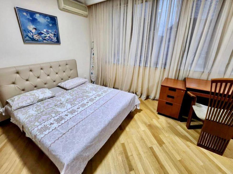 Family Spacious 3 Bedroom Apartment In The Middle Of City Center, Next To North Avenue Yerevan Bagian luar foto