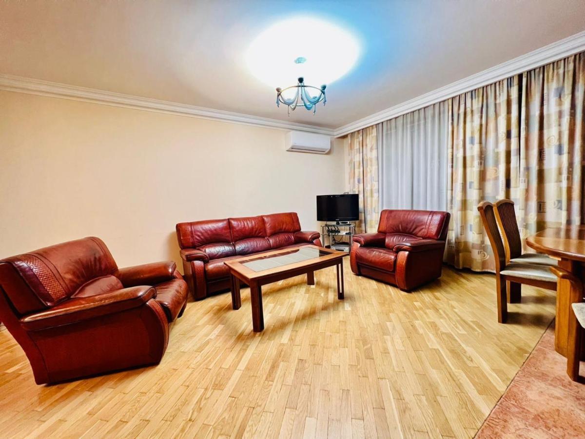 Family Spacious 3 Bedroom Apartment In The Middle Of City Center, Next To North Avenue Yerevan Bagian luar foto