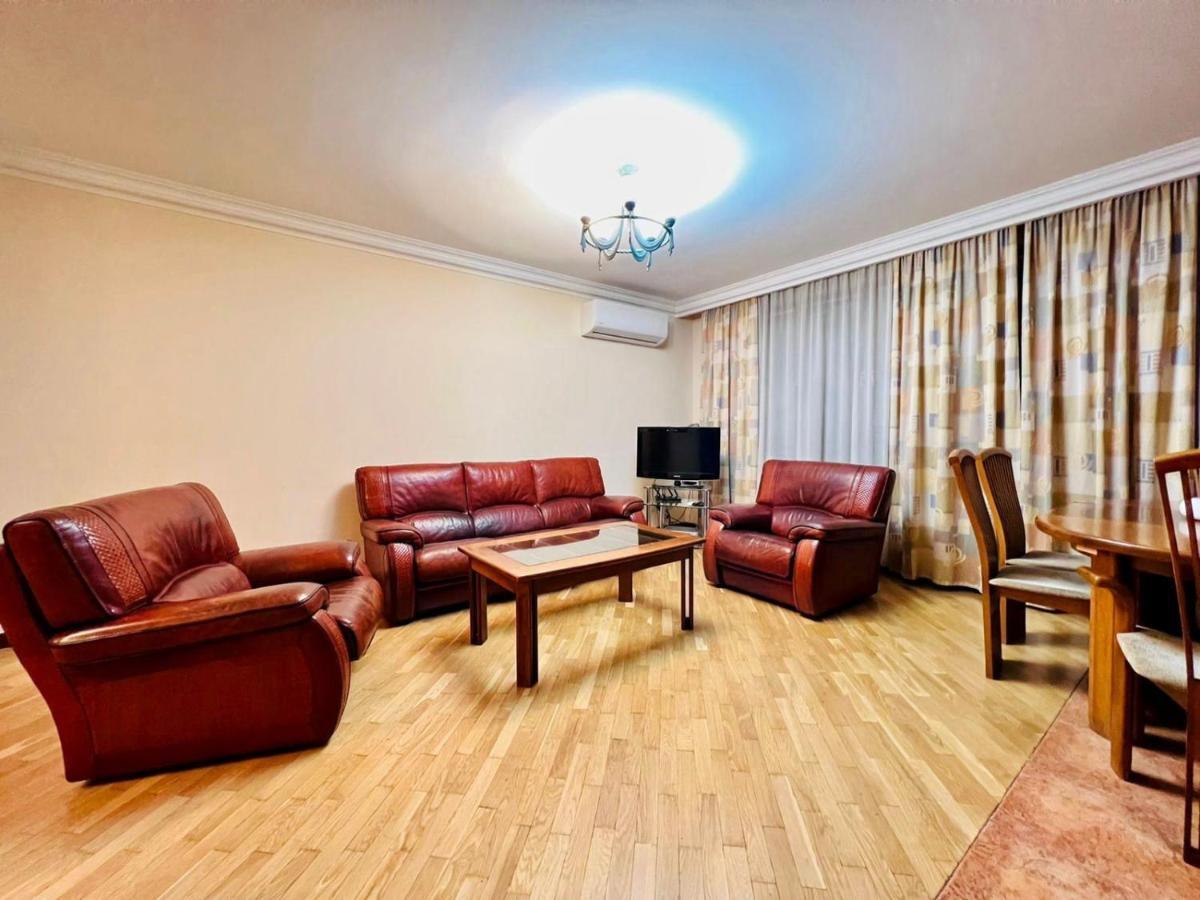 Family Spacious 3 Bedroom Apartment In The Middle Of City Center, Next To North Avenue Yerevan Bagian luar foto