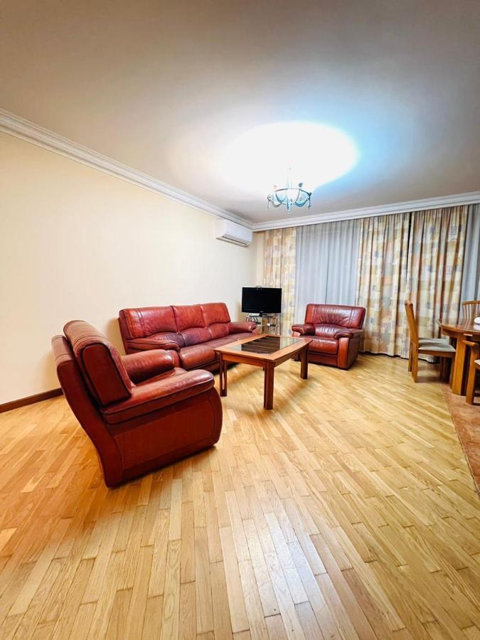 Family Spacious 3 Bedroom Apartment In The Middle Of City Center, Next To North Avenue Yerevan Bagian luar foto