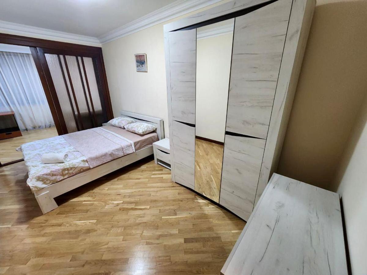 Family Spacious 3 Bedroom Apartment In The Middle Of City Center, Next To North Avenue Yerevan Bagian luar foto