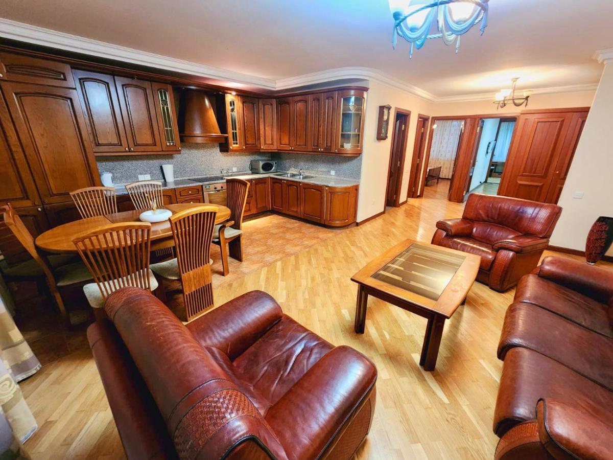 Family Spacious 3 Bedroom Apartment In The Middle Of City Center, Next To North Avenue Yerevan Bagian luar foto