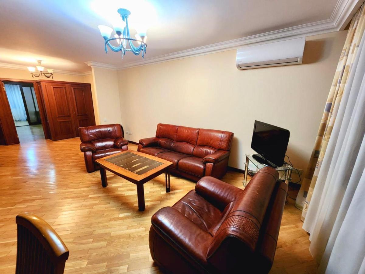 Family Spacious 3 Bedroom Apartment In The Middle Of City Center, Next To North Avenue Yerevan Bagian luar foto