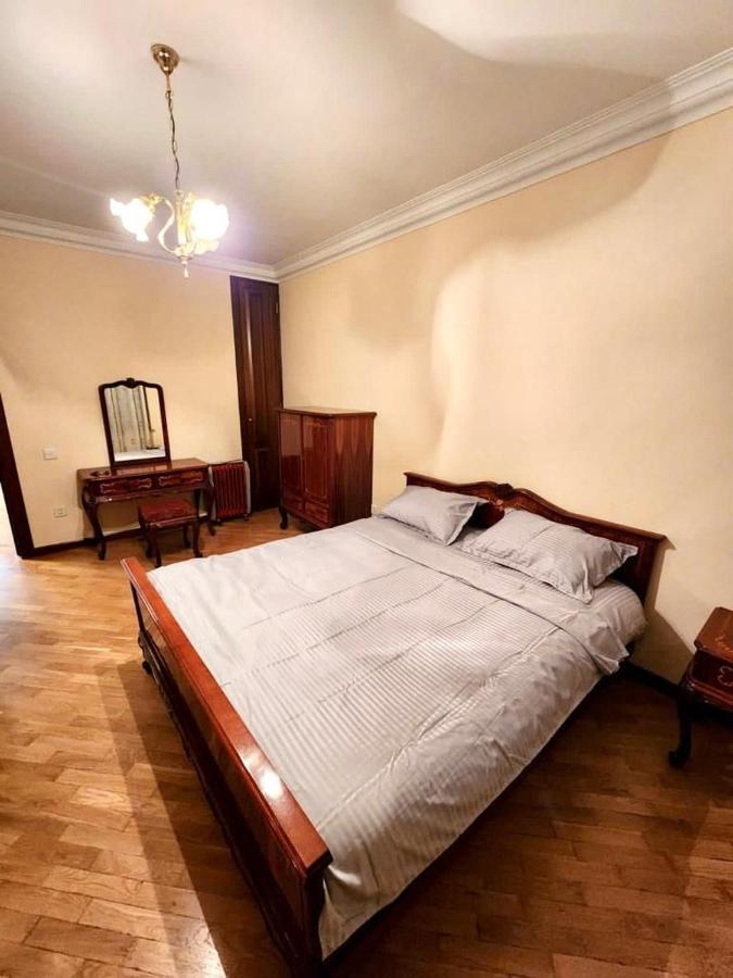 Family Spacious 3 Bedroom Apartment In The Middle Of City Center, Next To North Avenue Yerevan Bagian luar foto